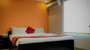 Deluxe Double Room | Desk, laptop workspace, soundproofing, iron/ironing board