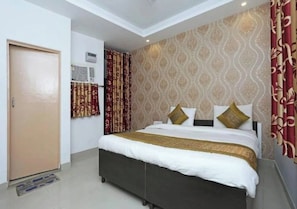Deluxe Double Room | Desk, laptop workspace, soundproofing, iron/ironing board
