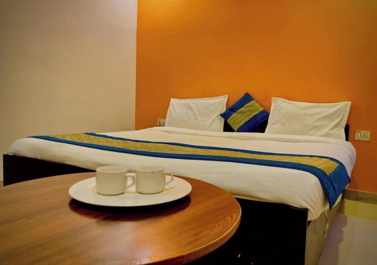 Deluxe Double Room | Desk, laptop workspace, soundproofing, iron/ironing board