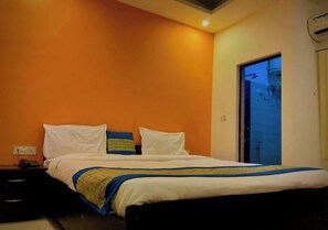 Deluxe Double Room | Desk, laptop workspace, soundproofing, iron/ironing board
