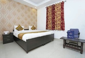 Deluxe Double Room | Desk, laptop workspace, soundproofing, iron/ironing board