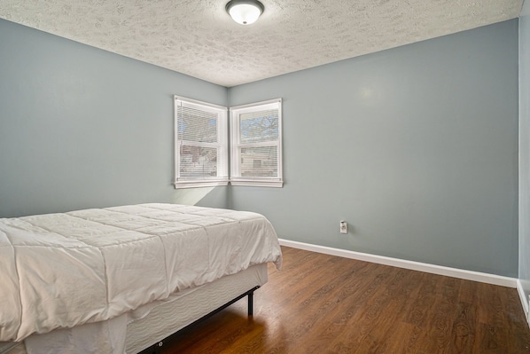 5 bedrooms, iron/ironing board, WiFi, bed sheets