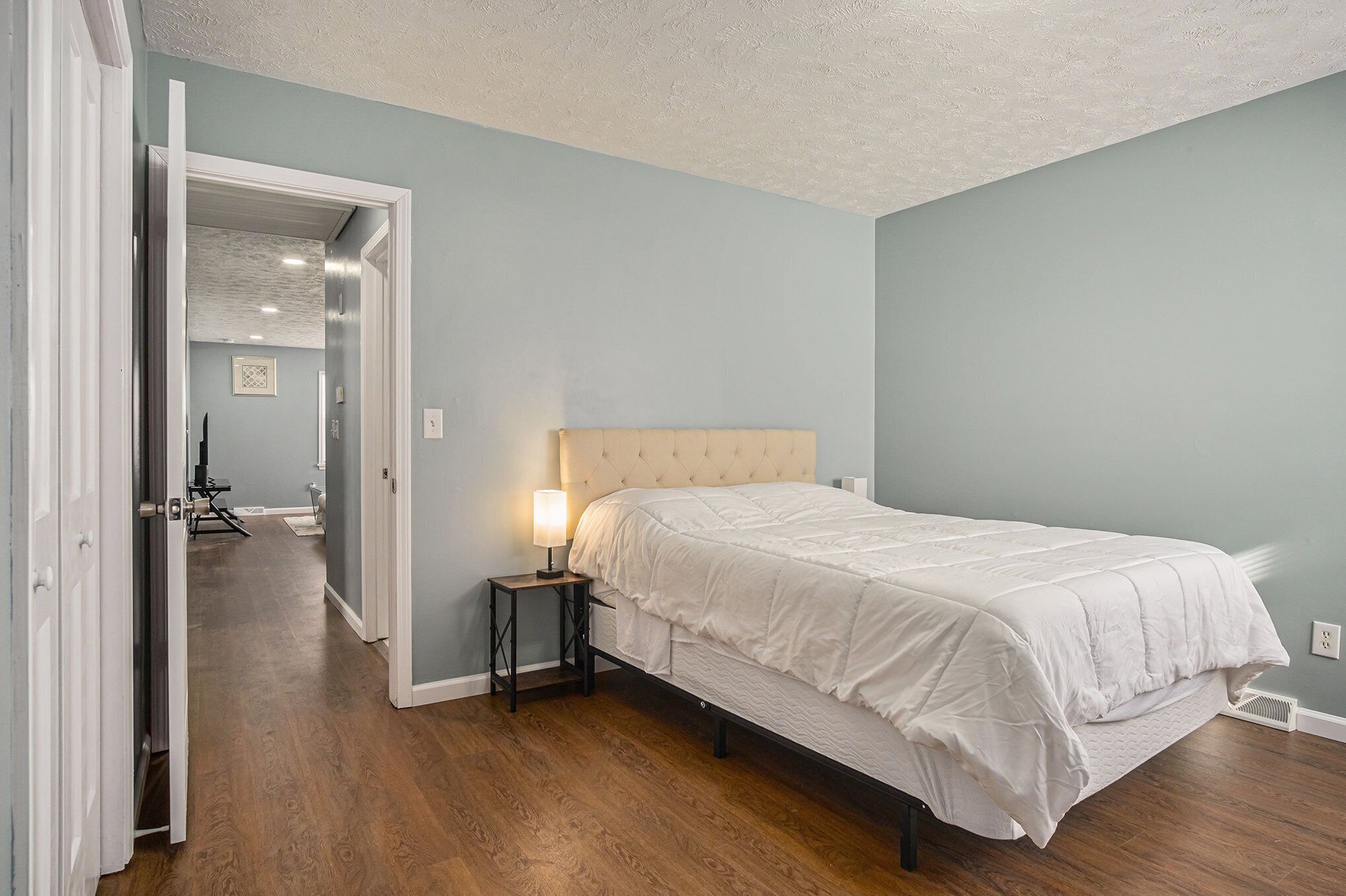 5 bedrooms, iron/ironing board, WiFi, bed sheets