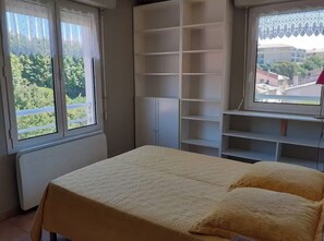 3 bedrooms, iron/ironing board, WiFi, bed sheets