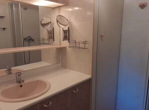 Sèche-cheveux, serviettes fournies, savon, papier toilette