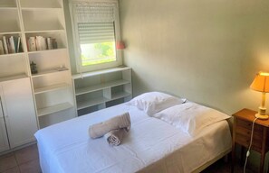 3 chambres, fer et planche à repasser, Wi-Fi, draps fournis