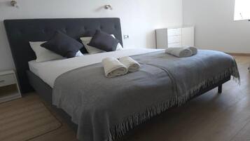 Travel crib, free WiFi