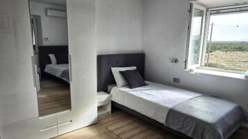 Travel crib, free WiFi