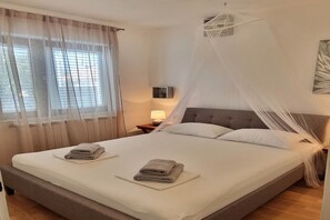 3 bedrooms, iron/ironing board, free WiFi