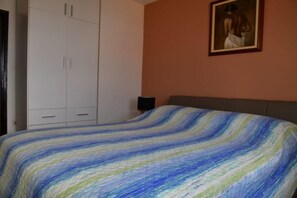 2 habitaciones, tabla de planchar con plancha y cuna de viaje 
