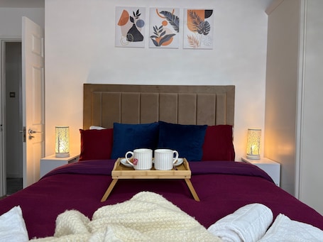 3 bedrooms, iron/ironing board, free WiFi, bed sheets. Modern and Spacious 3 Bed Retreat - Bracknell