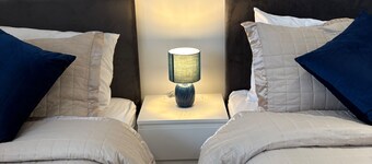 Modern and Spacious 3 Bed Retreat - Bracknell