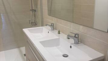 Dusche, Haartrockner, Handtücher, Seife