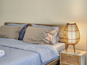 2 bedrooms, iron/ironing board, internet, bed sheets