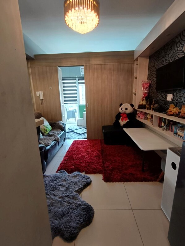 Comfort Condo, 1 Bedroom, Balcony, Poolside | Living room