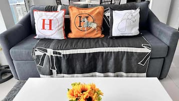 Appart'hôtel Familial, 1 chambre, accès piscine, en bord de piscine | Salle de séjour | TV connectée de 32 pouces avec chaînes numériques