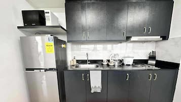 Family Condo, 1 Bedroom, Pool Access, Poolside | Private kitchen | Microwave, stovetop, electric kettle, rice cooker