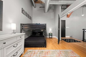 3 bedrooms, iron/ironing board, WiFi, bed sheets - Two Story Penthouse - Walk to the Convention Ctr (Indianapolis)