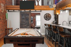 Game room - Two Story Penthouse - Walk to the Convention Ctr (Indianapolis)