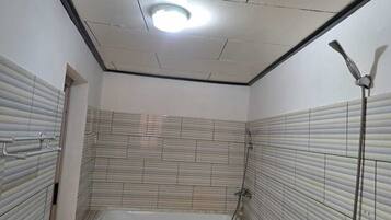 Serviettes fournies, papier toilette