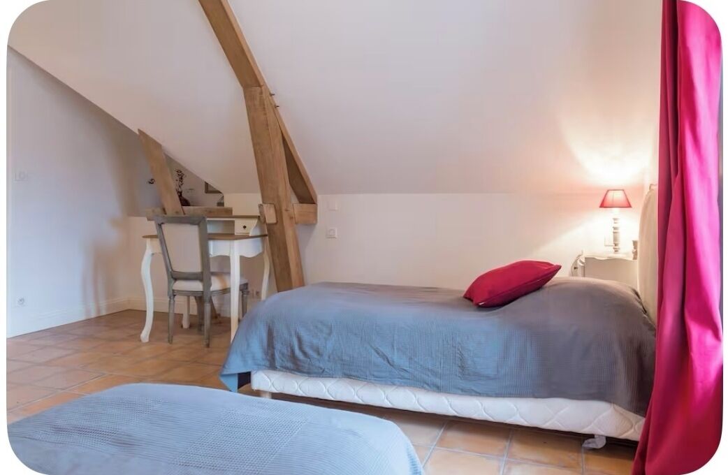 Une chambre à coucher avec un lit, un bureau et une chaise.