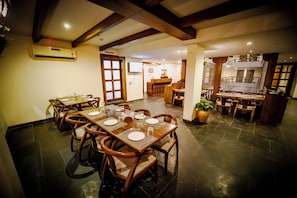 Desayuno buffet diario (INR 249 por persona)