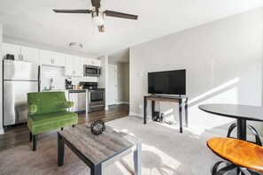 冷蔵庫、電子レンジ、オーブン、コンロ