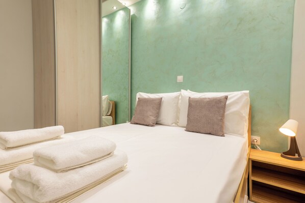 2 bedrooms, iron/ironing board, Internet, bed sheets