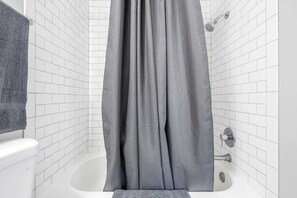 Dusche, Haartrockner, Handtücher