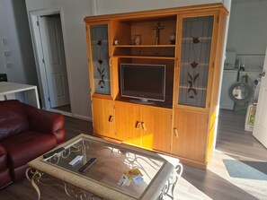 Smart-TV, DVD-Player, Bücher, Musikbibliothek