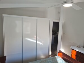 1 bedroom, desk, free WiFi, bed sheets - Fishing Point Guest House Retreat - fully self contained unit for two guests (Fishing Point)