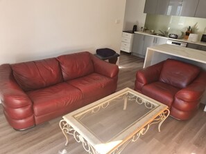 Smart-TV, DVD-Player, Bücher, Musikbibliothek