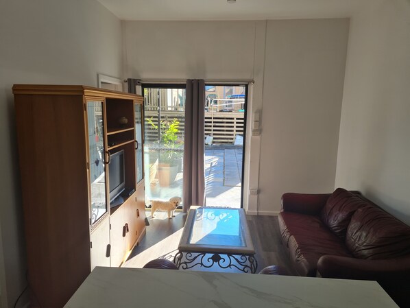 Téléviseur connecté, lecteur de DVD, livres, sélection de musique