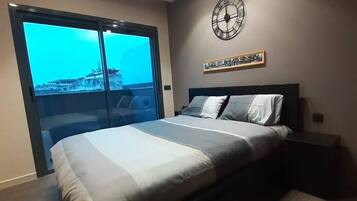 1 slaapkamer, een bureau, een strijkplank/strijkijzer, reisbedje