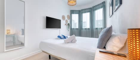 2 quartos, escrivaninha, ferros/tábuas de passar roupa, berço de viagem