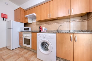 ثلاجة، ميكروويف، فرن، ماكينة لصنع القهوة/الشاي