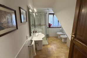 Shower, hair dryer, bidet, towels - A Casa di Viola - Holiday Home with 4 Rooms (Orvieto)