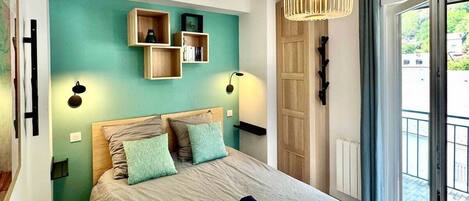 2 bedrooms, desk, iron/ironing board, WiFi