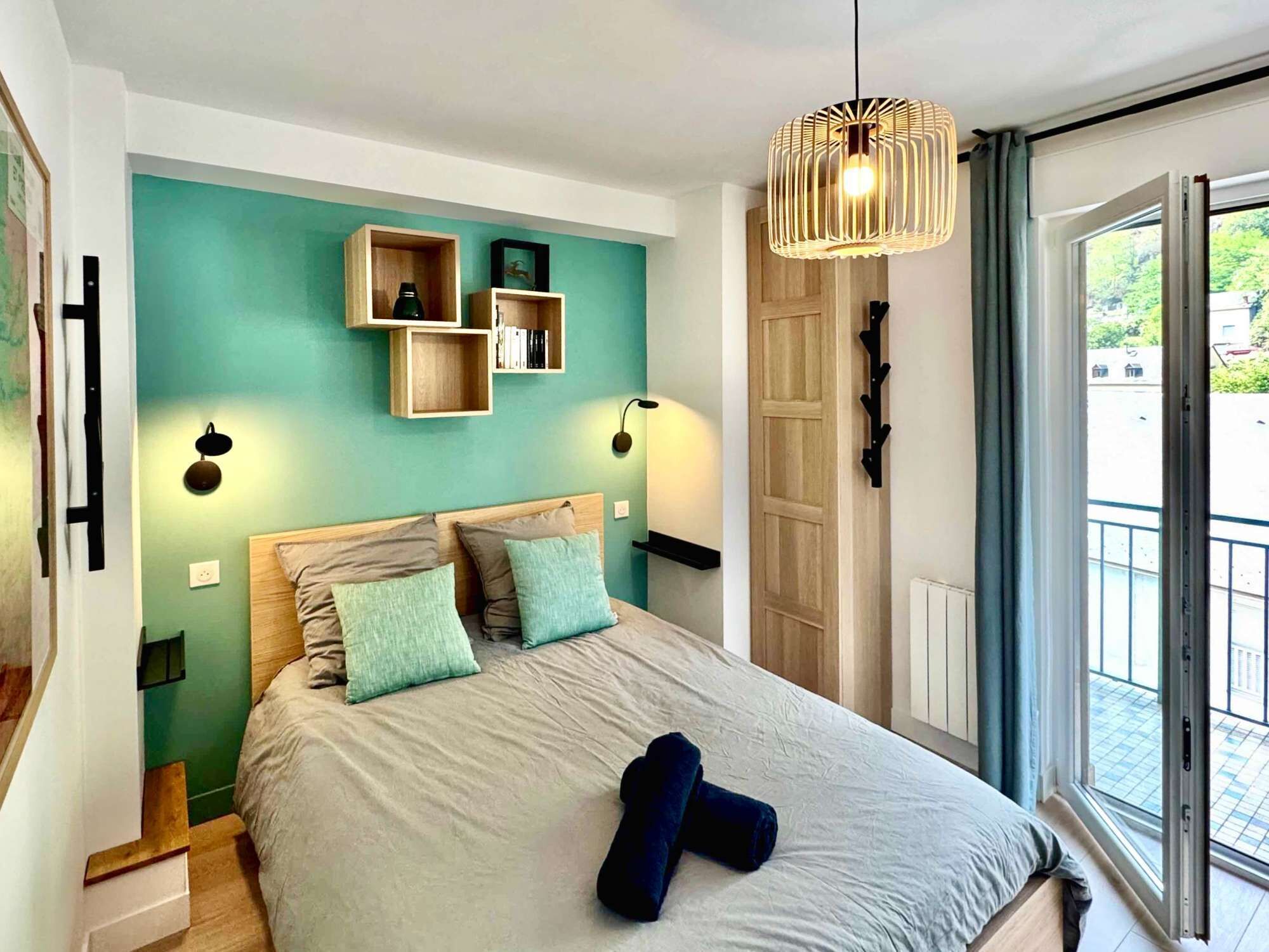 2 bedrooms, desk, iron/ironing board, WiFi