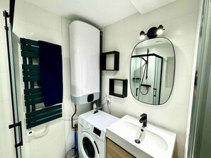 Shower, hair dryer, towels