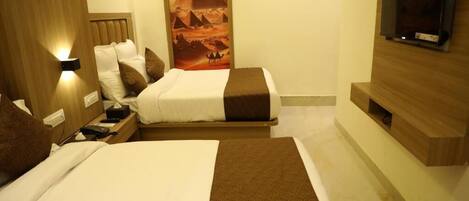 In-room safe, soundproofing, iron/ironing board, free WiFi