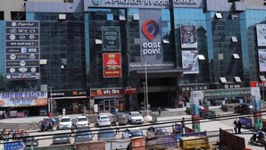 Un edificio comercial con varios negocios, incluyendo Pizza Hut, el restaurante Shubh Sagar y Burger King.