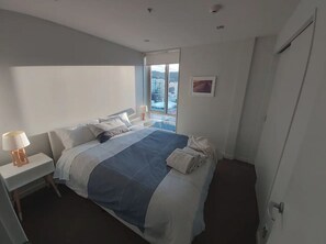 1 bedroom, iron/ironing board, WiFi, bed sheets - Sunny modern penthouse apartment in the city center with parking space (Wellington)