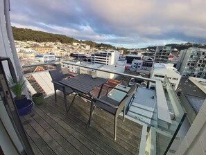 Outdoor dining - Sunny modern penthouse apartment in the city center with parking space (Wellington)