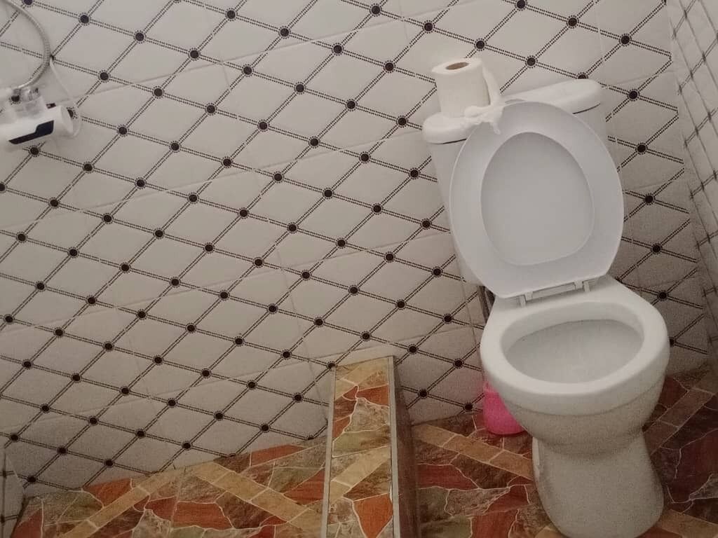 Regadera, amenidades de baño gratuitas, pantuflas, toallas 