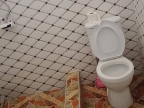 シャワー、バスアメニティ (無料)、タオル、石鹸