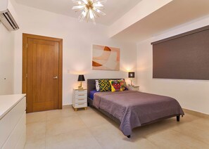 1 habitación, tabla de planchar con plancha y ropa de cama 
