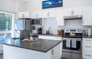 Fridge, microwave, oven, stovetop - Clean & Spacious 2-Bedroom Pet-Friendly Apartment Near Revelstoke Mountain Resort (Revelstoke)