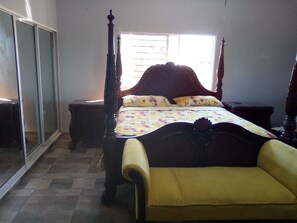 3 habitaciones, tabla de planchar con plancha, internet y ropa de cama 