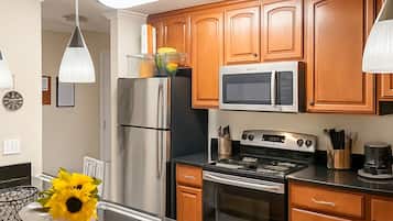 Microondas, horno, parrilla de estufa y lavavajillas